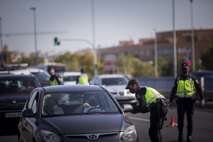 Agentes de la policía nacional durante un control en la salida de Sevilla dirección Huelva, tras decretarse el cierre perimetral de la comunidad autónoma. En Sevilla (Andalucía, España), a 30 de octubre de 2020.