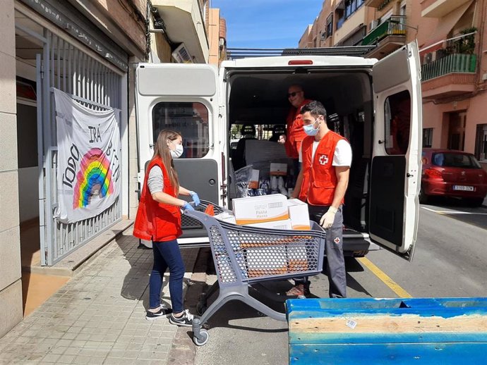 Voluntarios de Cruz Roja, en un reparto de material a domicilio de la campaña Responde