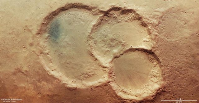 Triplete de cráteres superpuestos en Marte
