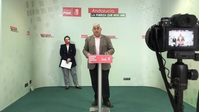 El delegado de Universidades del PSOE-A, Antonio Ramírez de Arellano, en la rueda de prensa