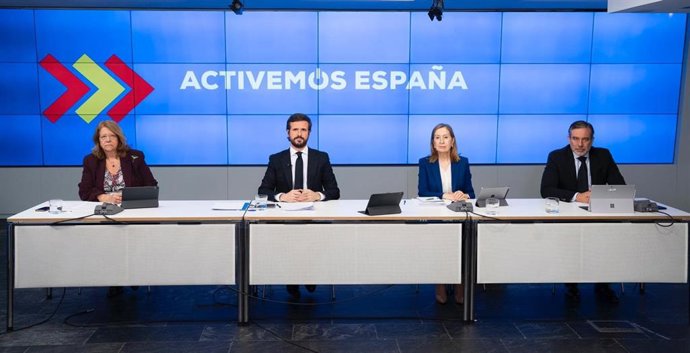 El líder del PP, Pablo Casado,  junto a Elvira Rodríguez, Ana Pastor y Enrique López que coordinarán las medidas económicas, sanitarias y jurídicas del PP en la desescalada. Madrid, 12 de mayo de 2020.