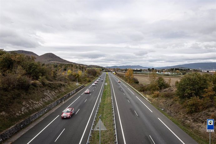 Carretera de acceso a Vitoria-Gasteiz durante el primer día de confinamiento perimetral, en Vitoria, Álava, Euskadi (España), a 27 de octubre de 2020. El Gobierno Vasco limita desde hoy con excepciones por motivos sanitarios, laborales o de fuerza mayor