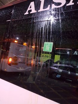 Un autobús recibe el impacto de un huevo durante la noche de 'Halloween'