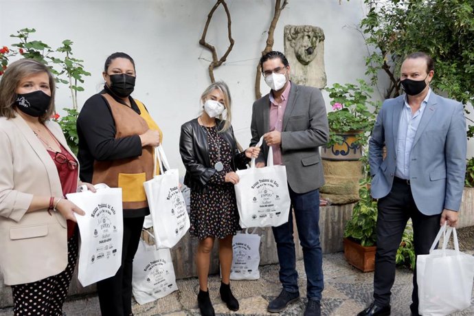 La presidenta de Iprodeco, Dolores Amo (segunda por la dcha.), en la entrega de productos a la responsable de Cruz Roja, Cándida Ruiz (centro)