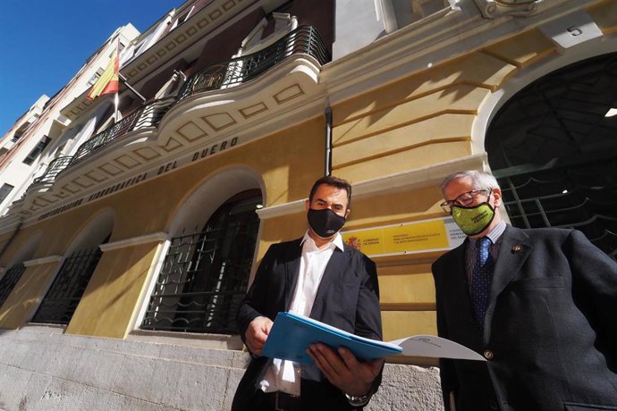 Fernando Esteban y Gumersindo Sanabria a las puertas de la CHD para presentar las alegaciones al Plan Hidrológico de la Cuenca del Duero.
