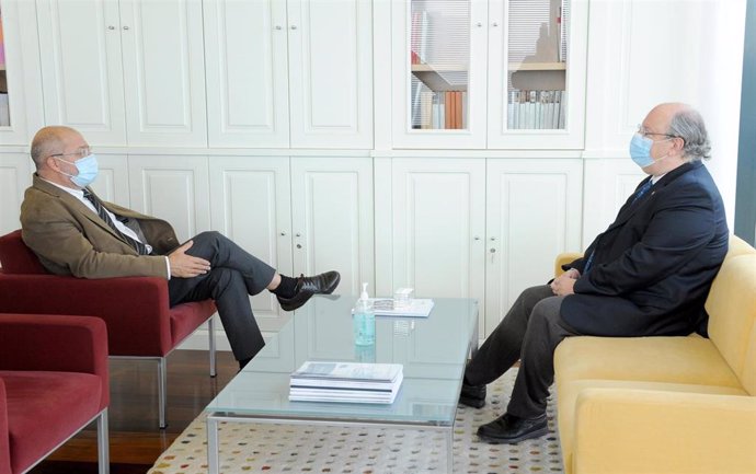 El vicepresidente y portavoz de la Junta, Francisco Igea, (d) en la reunión con el presidente del CES, Enrique Cabero.