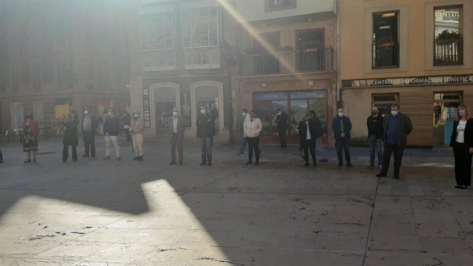 Concejales de la oposición frente al Ayuntamiento durante el minuto de silencia.