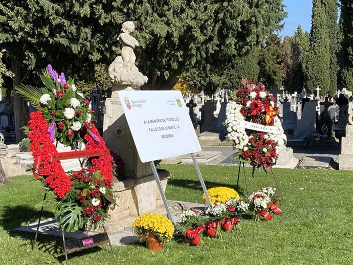 Ofrenda floral en el Cementerio de San José en rercuerdo de todas las víctimas de la COVID.
