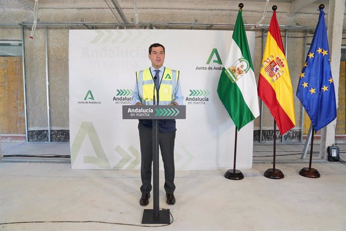 El presidente de la Junta de Andalucía, Juanma Moreno, en su visita a las obras de mejora del Hospital Universitario Juan Ramón Jiménez de Huelva.