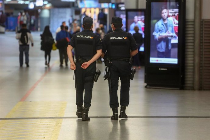 Agentes de la Policía Nacional realizan controles en la estación de tren Madrid-Puerta de Atocha, en Madrid (España), a 12 de octubre de 2020. Durante el puente de la Hispanidad la capital y nueve municipios de la Comunidad de Madrid han sufrido las res