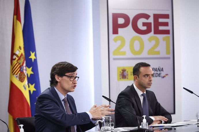 El ministre de Sanitat, Salvador Illa (i) compareix en roda de premsa per a detallar el projecte de PGE 2021 corresponents a Sanitat, en Moncloa, Madrid (Espanya), a 30 d'octubre de 2020.