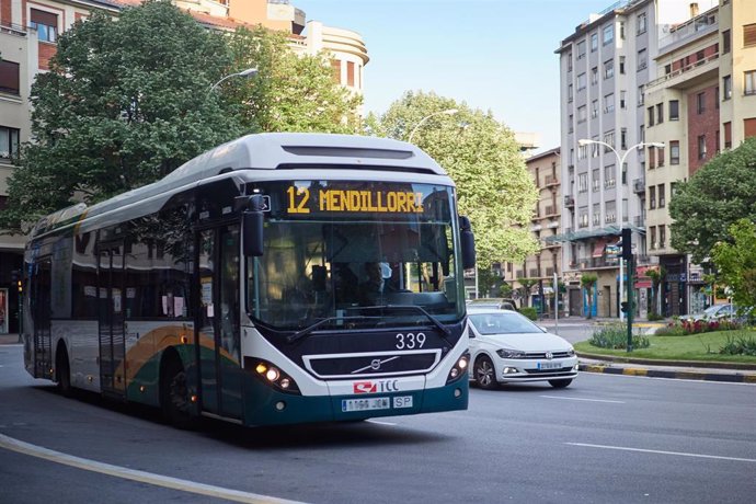 Un autobús urbano circula por una calle de Pamplona 