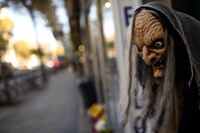 Vista de una máscara de Halloween en la zona básica de salud de Guzmán el Bueno, en el distrito de Chamberí, en Madrid (España), a 26 de octubre de 2020. 