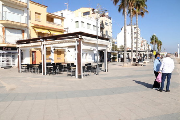 Pla general del passeig marítim de Torredembarra, prcticament buit. Foto del 30 d'octubre del 2020 (Horitzontal).
