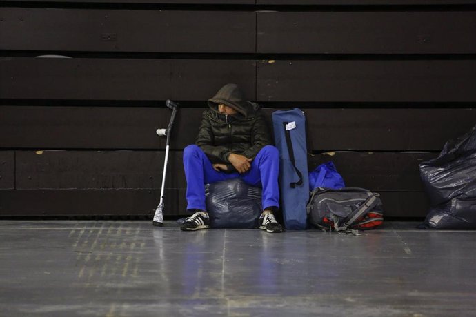LLegada de  personas sin hogar al intererior del Palacio de deportes. Ganada a 27 de marzo del 2020