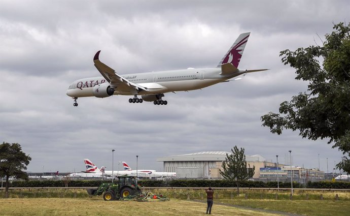 08 June 2020, England, London: A Qatar Airways plane lands at Heathrow Airport, as new quarantine measures for international arrivals come into force. Photo: Steve Parsons/PA Wire/dpa