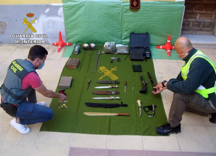 La Guardia Civil Desmantela Un Punto De Venta De Droga E Intervine Armas Y Objetos Antiguos Robados