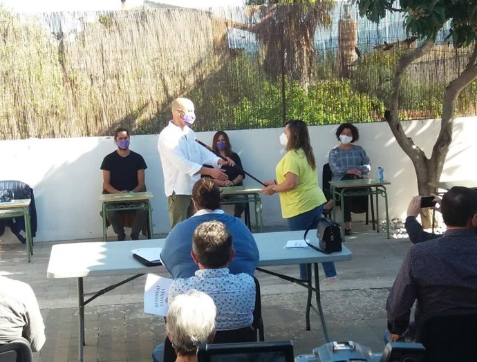 Bernat Quetglas (Xmaria) recogiendo la vara de mando al asumir la alcaldía, tras la moción de censura a Biel Mas (PI).