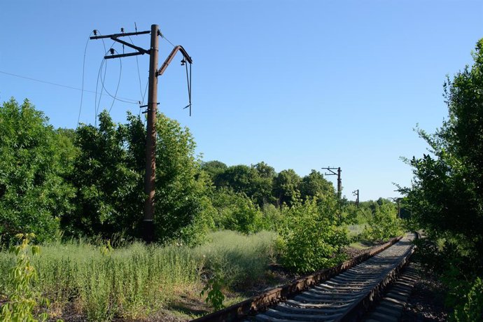 Una vía ferroviaria abandonada en la región de Donetsk, en el este de Ucrania
