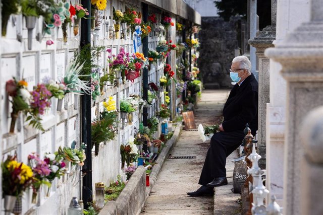 Un hombre con mascarilla en un cementerio de Oporto