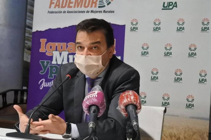 El consejero de Agricultura, Agua y Desarrollo Rural, Francisco Martínez Arroyo