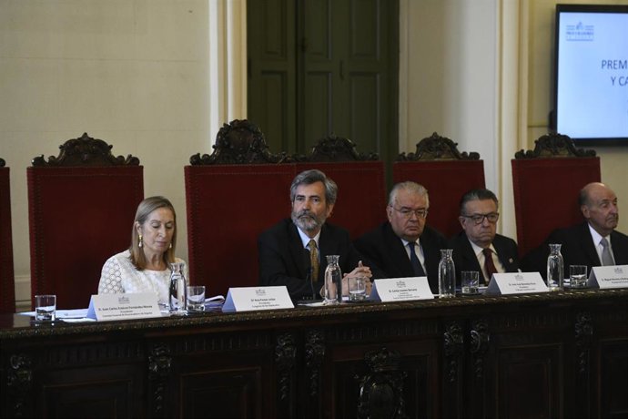 Los presidentes del Supremo, Carlos Lesmes, y del Tribunal Constitucional, Juan José González Rivas, en un acto con Ana Pastor, entonces presidenta del Congreso