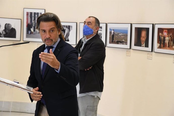 El presidente del Parlamento de Canarias, Gustavo Matos, y Carlos González en la inauguración de la exposición