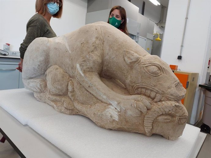 Casanueva (dcha.) observa en el Museo Arqueológico la escultura zoomorfa íbera hallada en La Rambla.