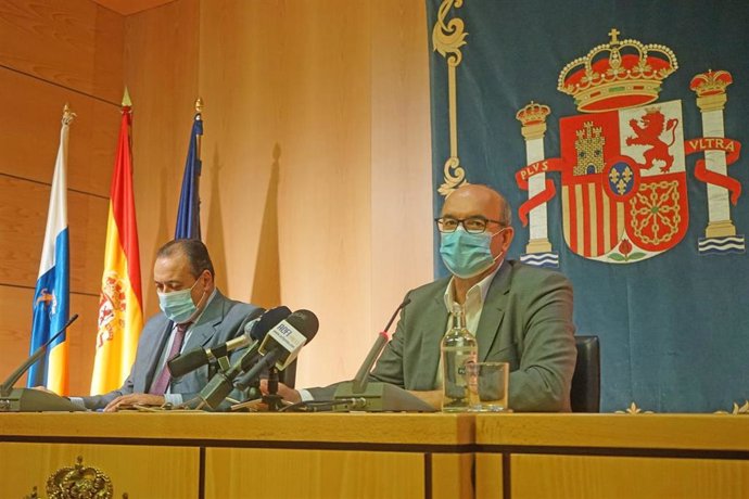 El consejero canario de Sanidad, Blas Trujillo, y el delegado del Gobierno en Canarias, Anselmo Pestana