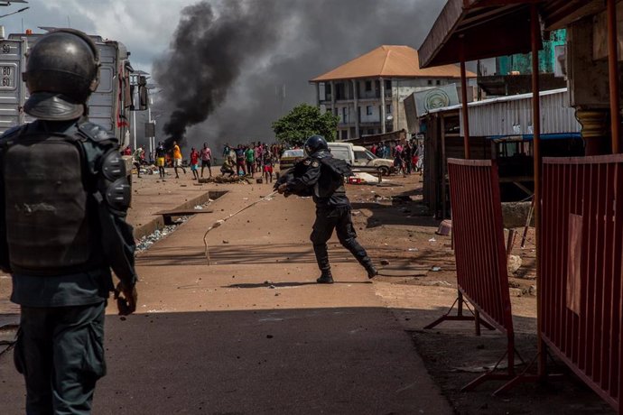 Enfrentamientos entre policías y manifestantes tras la reelección de Alpha Condé en Guinea