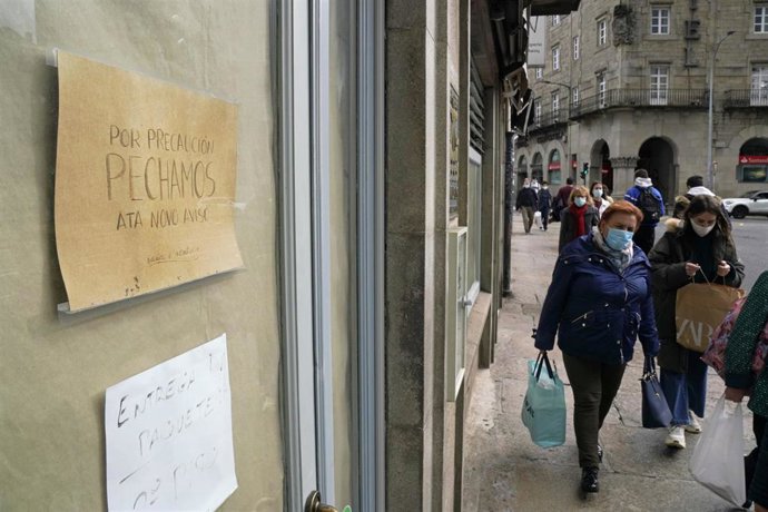 Cartel en el que se lee 'Por precaución pechamos ata novo aviso' en la puerta de la Cafetería El Muelle, en Santiago de Compostela.