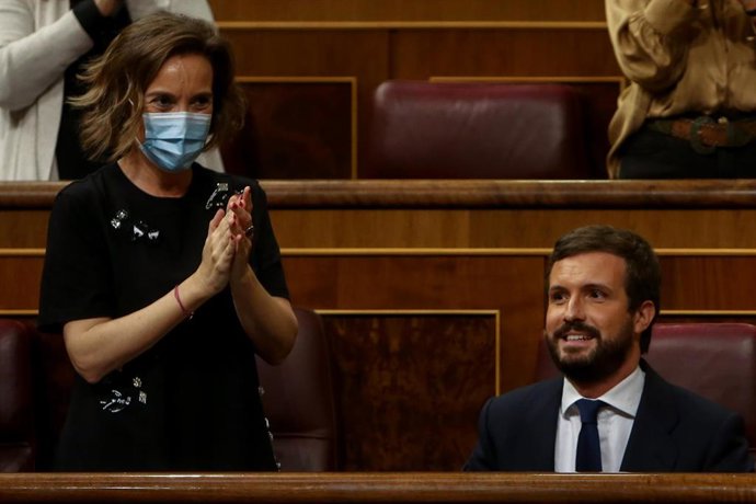 La portavoz el Grupo Popular, Cuca Gamarra, aplaude al lado del líder del PP, Pablo Casado, en el Pleno del Congreso. En Madrid, (España), a 29 de octubre de 2020. 