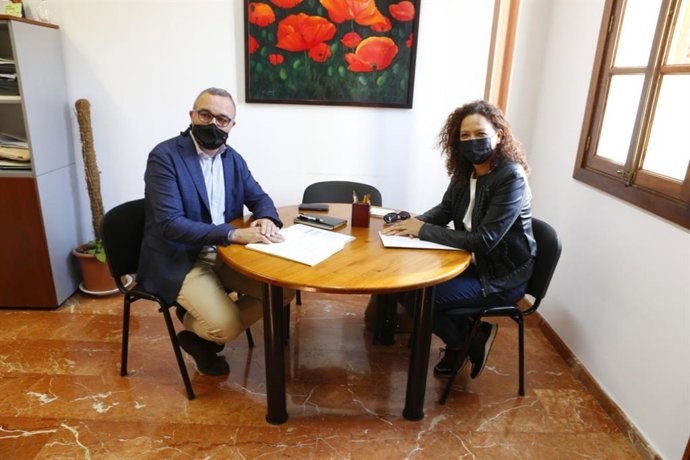 La presidenta del Consell, Catalina Cladera, y el alcalde de Santa Eugnia, Josep Lluis Urraca.