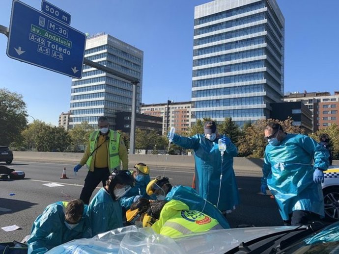 Sanitarios del Samur atienden a un motorista de 40 años tras chocar contra un vehículo en la M-30, que finalmente ha fallecido