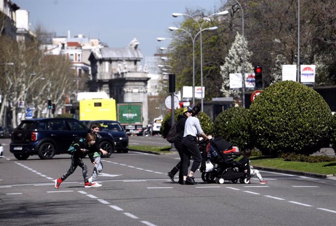 Dos madres pasean con sus hijos frente al Parque del Retiro en el primer día sin colegio por el riesgo del coronavirus, en Madrid (España) a 11 de marzo de 2020.