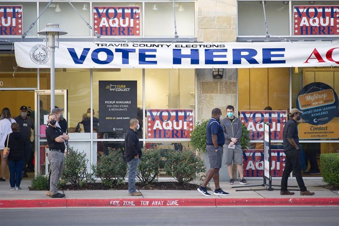 13 October 2020, US, Austin: Voters line up outside a polling station for voting for the November US presidential election. Photo: Mario Cantu/CSM via ZUMA Wire/dpa