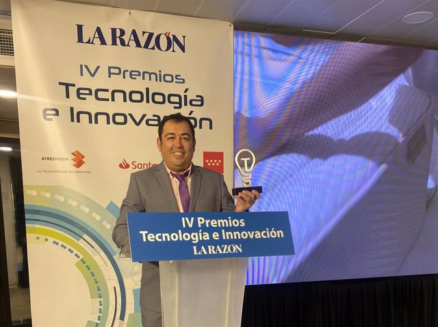 José Hernández con el premio a la mejor agencia en los IV Premios Tecnología e Innovación del diario 'La Razón'