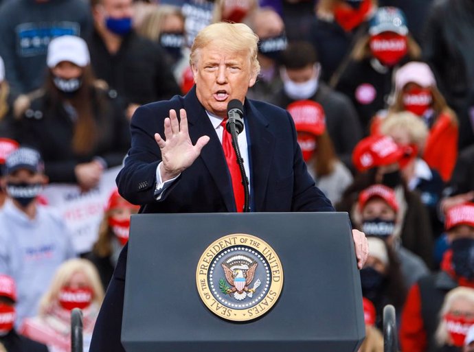 25 October 2020, US, Manchester: US President Donald Trump speaks to his  supporters during a Make America Great Again rally. Photo: Christy Prosser/ZUMA Wire/dpa