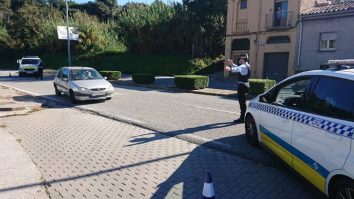 Pla mitj d'un control de la Policia Municipal de Girona aquest divendres 30 d'octubre de 2020. (Horitzontal)