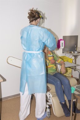 Una enfermera realiza el test rápido en la nueva consulta de cribado