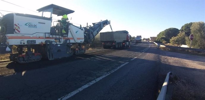 Obras de mejora del firme de la carretera A- 5150 a su paso por Pozo del Camino en Isla Cristina (Huelva)