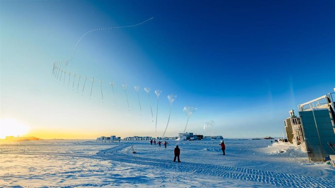 Una ozonosonda de la NOAA, un instrumento utilizado para ayudar a los científicos a monitorear el agujero de ozono de la Antártida, asciende sobre el Polo Sur en esta foto secuencial tomada el 21 de octubre.