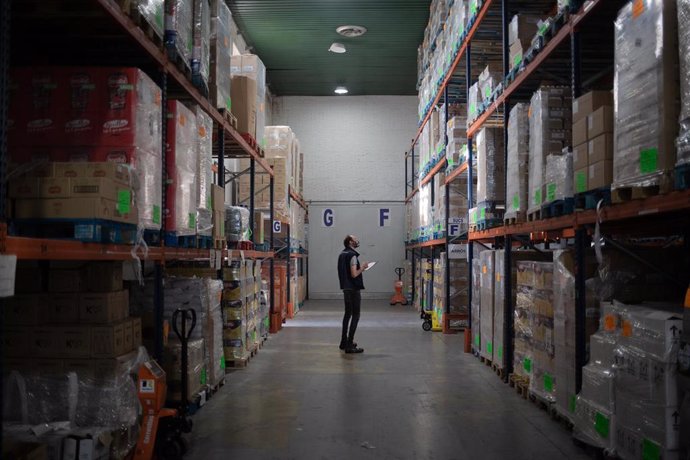 Un operario realiza un registro en el Banc dels Aliments de Barcelona, Catalunya (España), 23 de octubre de 2020.