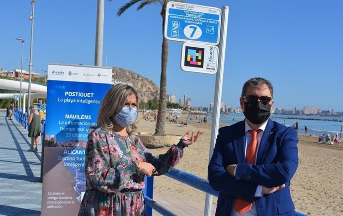 La vicealcaldesa y concejala de Turismo, Mari Carmen Sánchez, presenta 'Navilens', convirtiendo a la playa del Postiguet en la primera internacional accesible digitalmente a través de una App