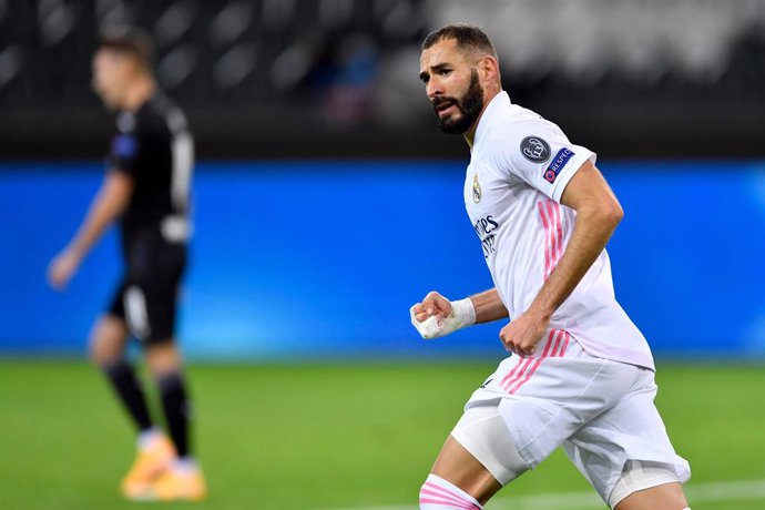 27 October 2020, North Rhine-Westphalia, Moenchengladbach: Real Madrid's Karim Benzema celebrates scoring his side's first goal during the UEFA Champions League Group B soccer match between Borussia Moenchengladbach and Real Madrid at the Borussia-Park 