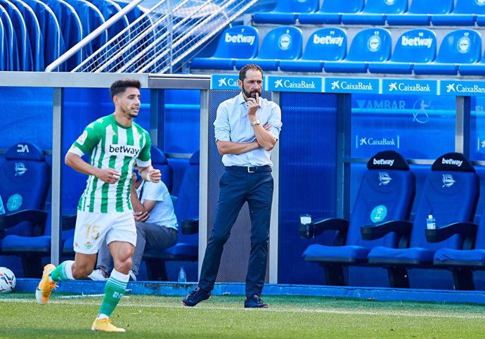 Pablo Machin coach of Deportivo Alaves during the spanish league, LaLiga, football match played between Deportivo Alaves and Real Betis Balompie at Mendizorrotza Stadium on September 13, 2020 in Vitoria, Spain.
