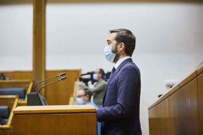 El consejero de Turismo, Comercio y Consumo, Javier Hurtado, en el parlamento vasco