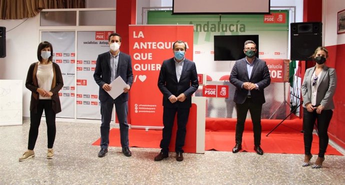 Ediles socialistas en la sede del PSOE de Antequera