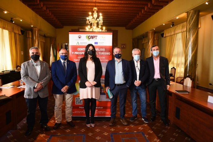 Autoridades y expertos asistentes al II Encuentro Sectorial de Turismo, Universidad y Empresa