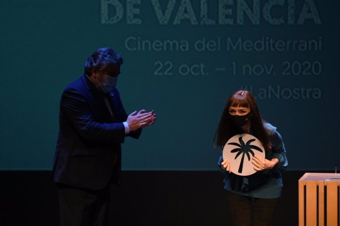 La actriz Maria de Medeiros recibe la Palmera de Honor de la Mostra de Valncia